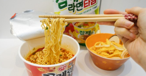 有名なお菓子とコラボ！？韓国でハマる人続出中の“コラボカップラーメン”が人気爆発☆